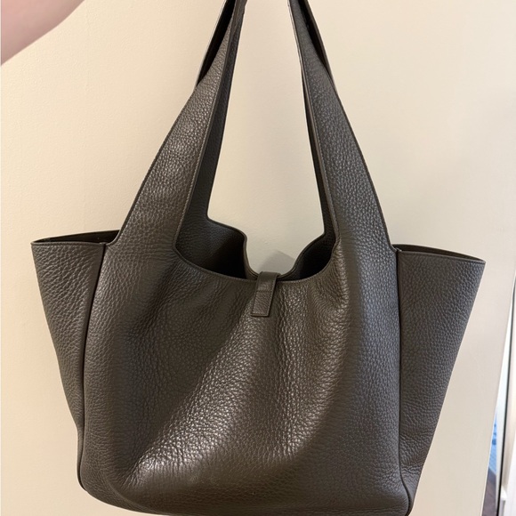 Yves Saint Laurent Le 5 À 7 Bea Tote Bag - Picture 2 of 11